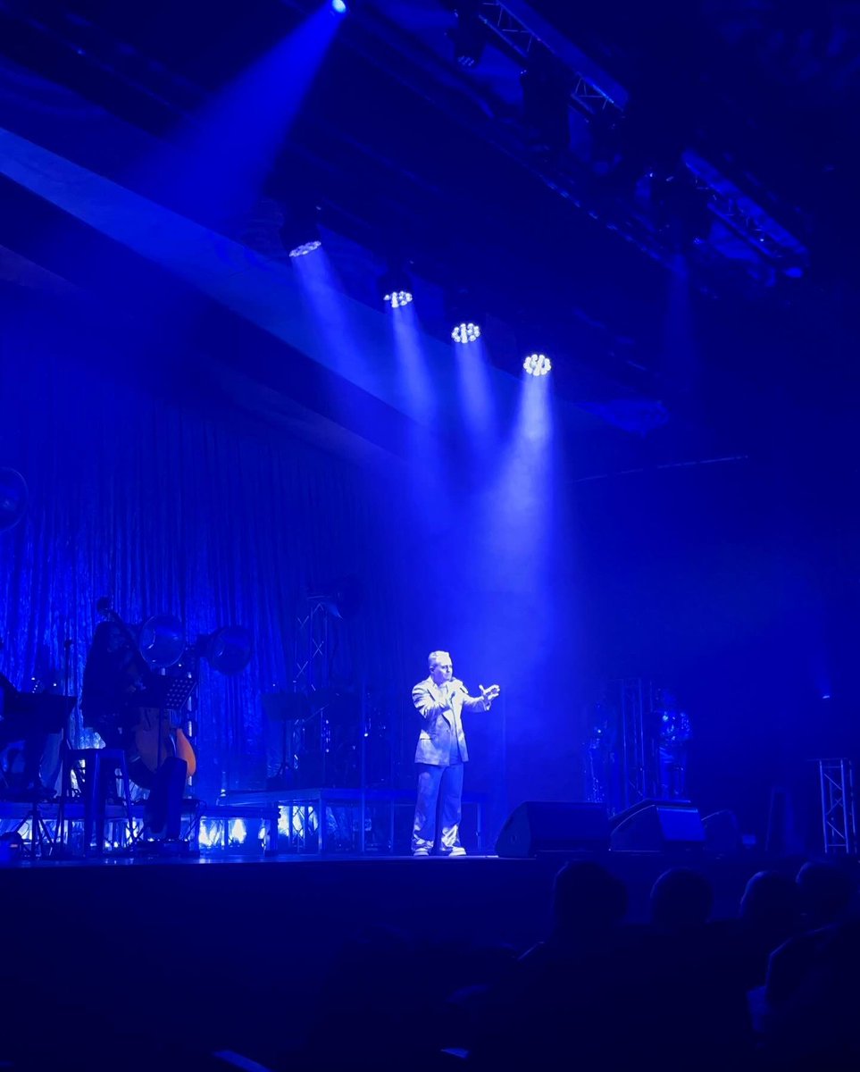 clarafeliu's tweet photo. “Daniel Anglès. 30 anys lluny de Broadway” al Teatre Condal. 🎤👠⭐️ Admiració absoluta pel gran @daniel_angles! ❤️ Gràcies per aquests 30 anys i per aquest concert de celebració! He gaudit moltíssim! 🔝 Per molts anys més! 🎉 Amb ganes de veure’t a dalt de l’escenari de nou! https://t.co/0y1yaEZOMD
