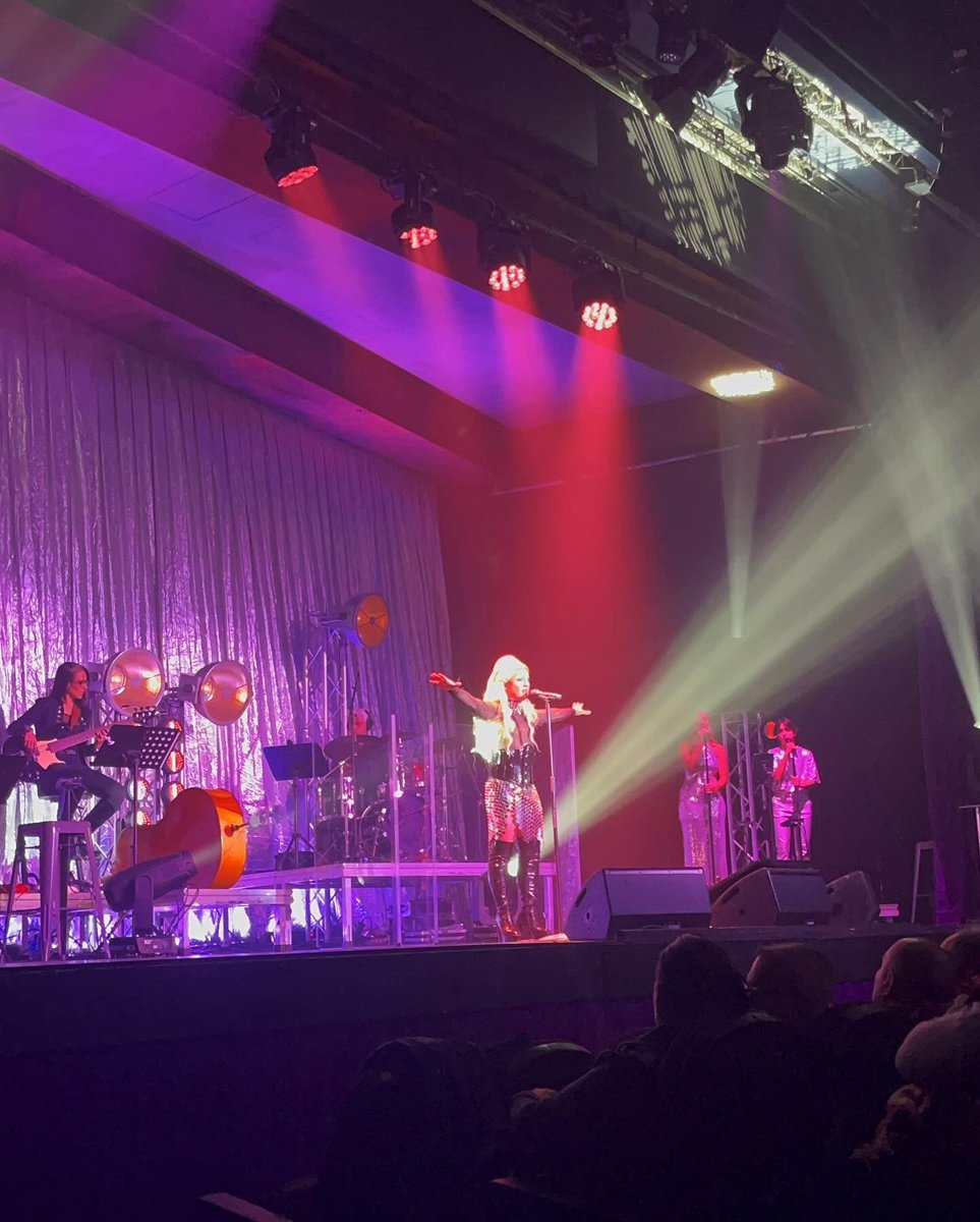 clarafeliu's tweet photo. “Daniel Anglès. 30 anys lluny de Broadway” al Teatre Condal. 🎤👠⭐️ Admiració absoluta pel gran @daniel_angles! ❤️ Gràcies per aquests 30 anys i per aquest concert de celebració! He gaudit moltíssim! 🔝 Per molts anys més! 🎉 Amb ganes de veure’t a dalt de l’escenari de nou! https://t.co/0y1yaEZOMD