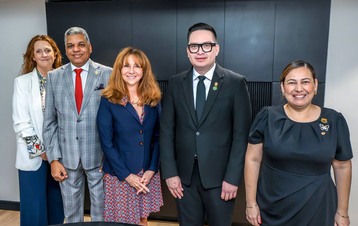 Presidente HD Carlos Hernández y Presidenta de Asamblea Nacional de Quebec, Canadá, HD Nathalie Roy, junto a Vicepresidente HD Ramón Emilio Gori y Secretaria HD Cecilia Rivera; exploran posibilidad de incorporación de Asamblea de Quebec, como Observador Permanente ante <a href="/PARLACEN/">PARLACEN</a>