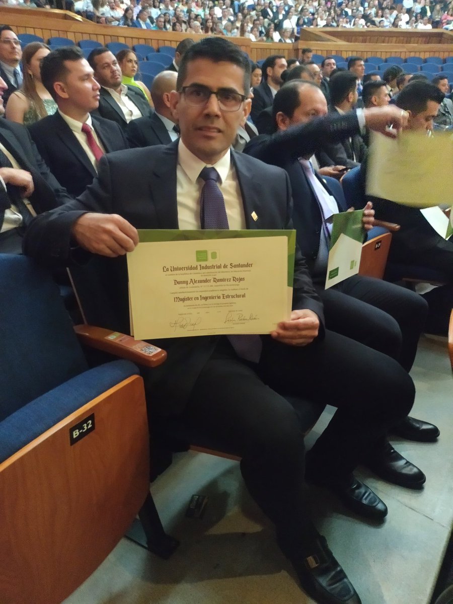 UIS's tweet photo. 🎓 ¡Un gran aplauso para nuestros 61 graduados de las Maestrías UIS 2024! 🎉 Hoy celebramos su esfuerzo y dedicación, incluyendo a Danny Ramírez (@DannyRamirezro) graduado de Maestría de Ingeniería Estructural, exalcalde de Piedecuesta. ¡El futuro les espera! 🌟 #GradosUIS2024 #MomentosUIS 🧑🏿‍🎓👨🏼‍🎓