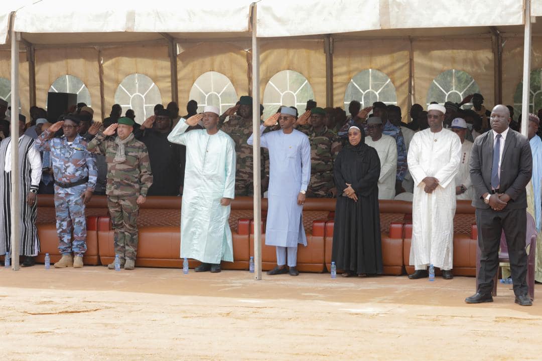 matdmali's tweet photo. Le Colonel Abdrahamane Ouattara, Chef de Cabinet du Ministère de l’Administration territoriale et de la Décentralisation, a rendu hommage à cet homme remarquable en lisant son oraison funèbre. Il a exprimé l’impact profond qu’Alassane Traoré a eu sur son entourage et sur son pays https://t.co/b39gkSnWXA