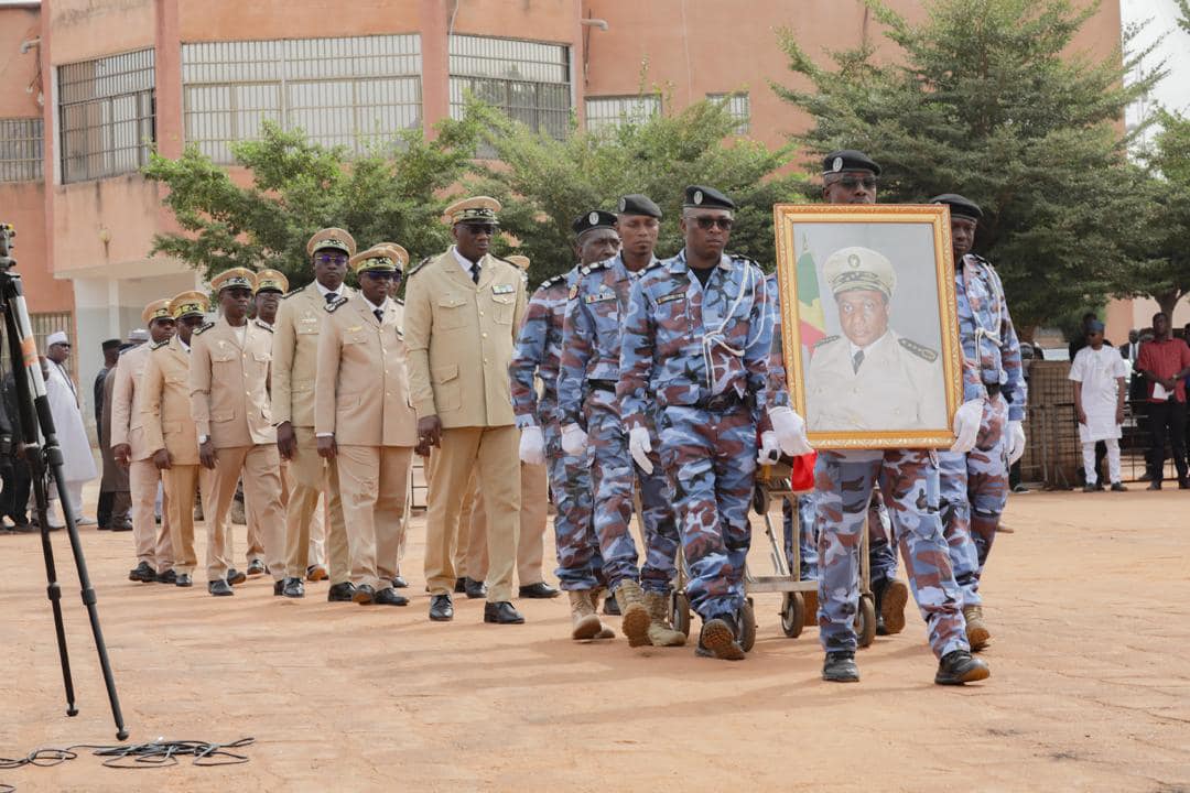 matdmali's tweet photo. Le Colonel Abdrahamane Ouattara, Chef de Cabinet du Ministère de l’Administration territoriale et de la Décentralisation, a rendu hommage à cet homme remarquable en lisant son oraison funèbre. Il a exprimé l’impact profond qu’Alassane Traoré a eu sur son entourage et sur son pays https://t.co/b39gkSnWXA