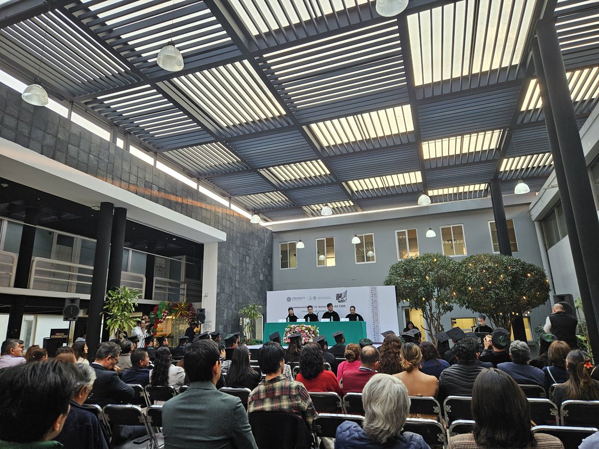 DPP_CIDE's tweet photo. #OrgulloDPP | Hoy celebramos la graduación y entrega de diplomas a las Doctoras y Doctores en Políticas Públicas de este año en el DPP.
Felicidades para cada uno(a) de ellos(as), así como para los familiares y seres queridos que les acompañan.
#OrgulloCIDE
#ComunidadDPPCIDE https://t.co/zkMc6X2h4z