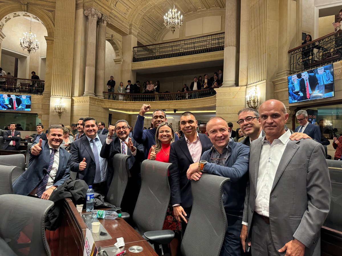 German_Vargas's tweet photo. Cristiana sepultura le acaban de dar las comisiones económicas del Congreso de la República a la inconveniente reforma tributaria presentada por el Gobierno Petro. Gran mensaje para el sector productivo del país, para miles de colombianos que ya no tendrán que trasladar su residencia fiscal al exterior, estupendo mensaje para los micro, medianos y grandes empresarios. 
Felicitaciones a los parlamentarios de Cambio Radical que fueron decisivos y a las demás colectividades  que propiciaron el archivo de este esperpento. Incompresible el voto de Fincho Cepeda, quién lo creyera. 

!Ganamos los colombianos!