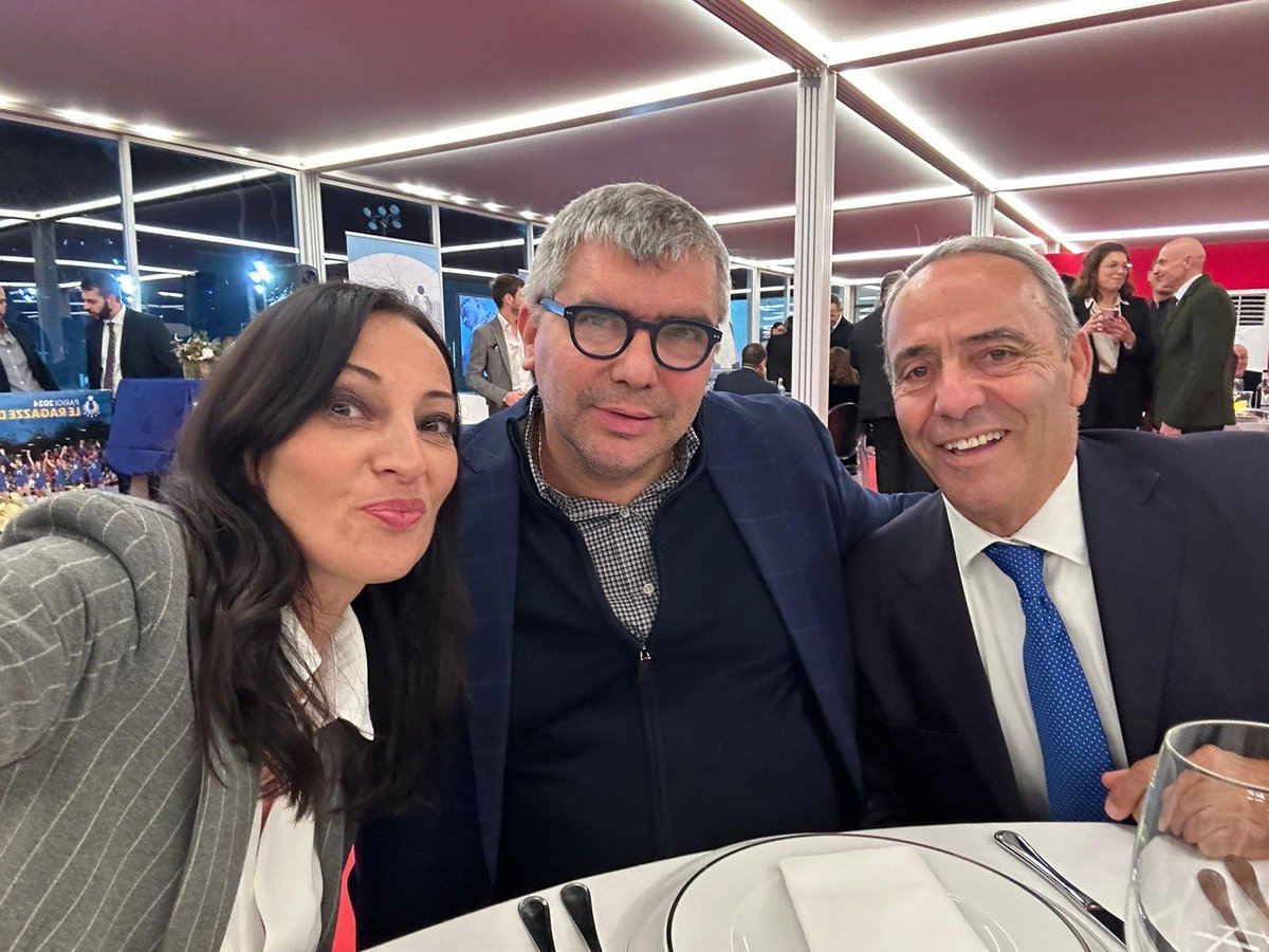 AlessandroCochi's tweet photo. Con il direttore di #Rai #Sport Jacopo #Volpi e la conduttrice della #Domenica Sportiva Simona #Rolandi al #Premio , P. Milita al Foro Italico con Svetlana #Celli Pres di #RomaCapitale e Claudio #Martinelli pres romano #Fipav🏐🇮🇹 https://t.co/KbZfkYP37a