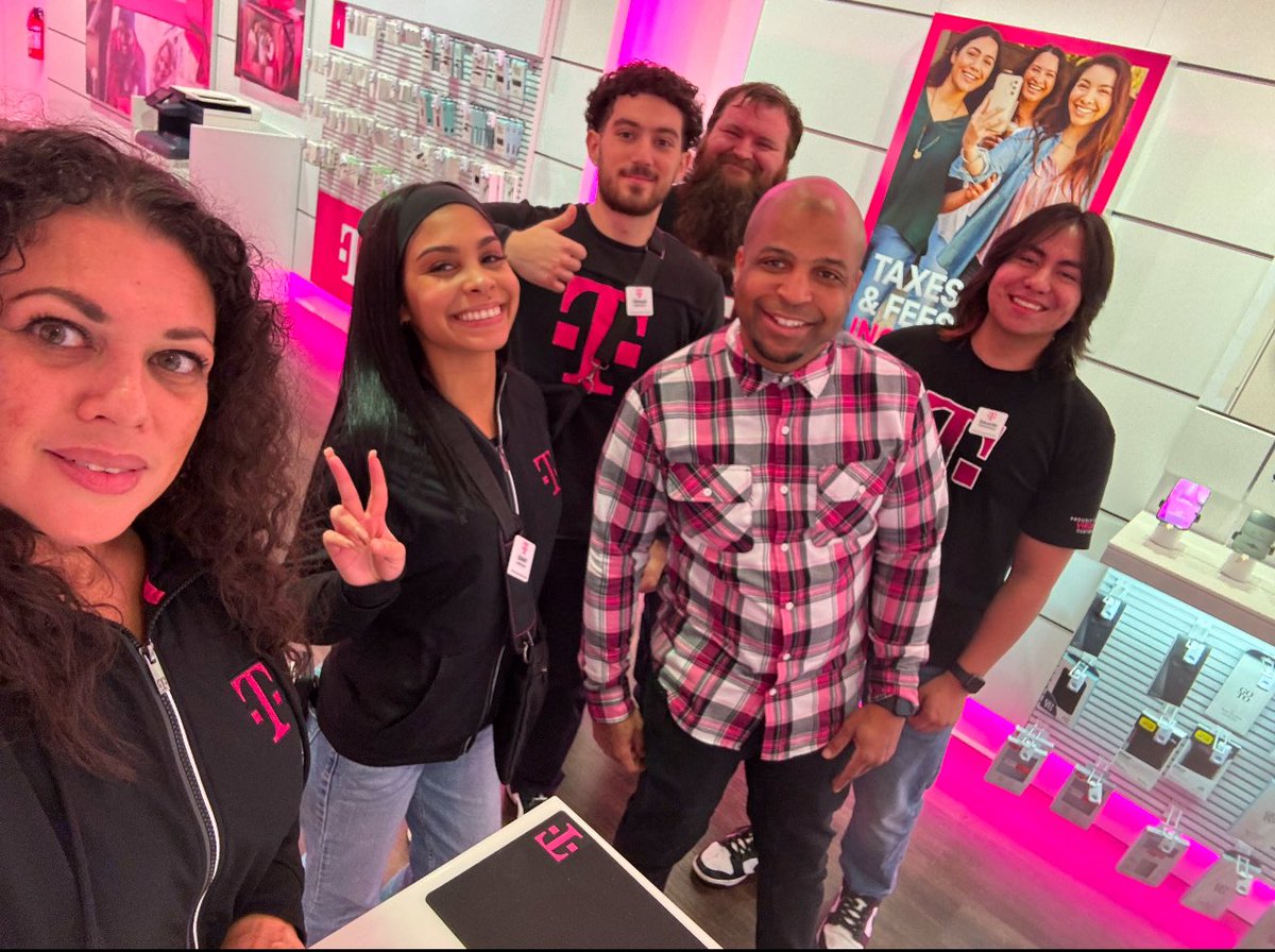 kingceelo's tweet image. Hanging with this awesome team in the Reston/Dulles District today. Thank you for having me Jeannette and team!!!🎉🎉🎉

@SellPhones4 @jeafig