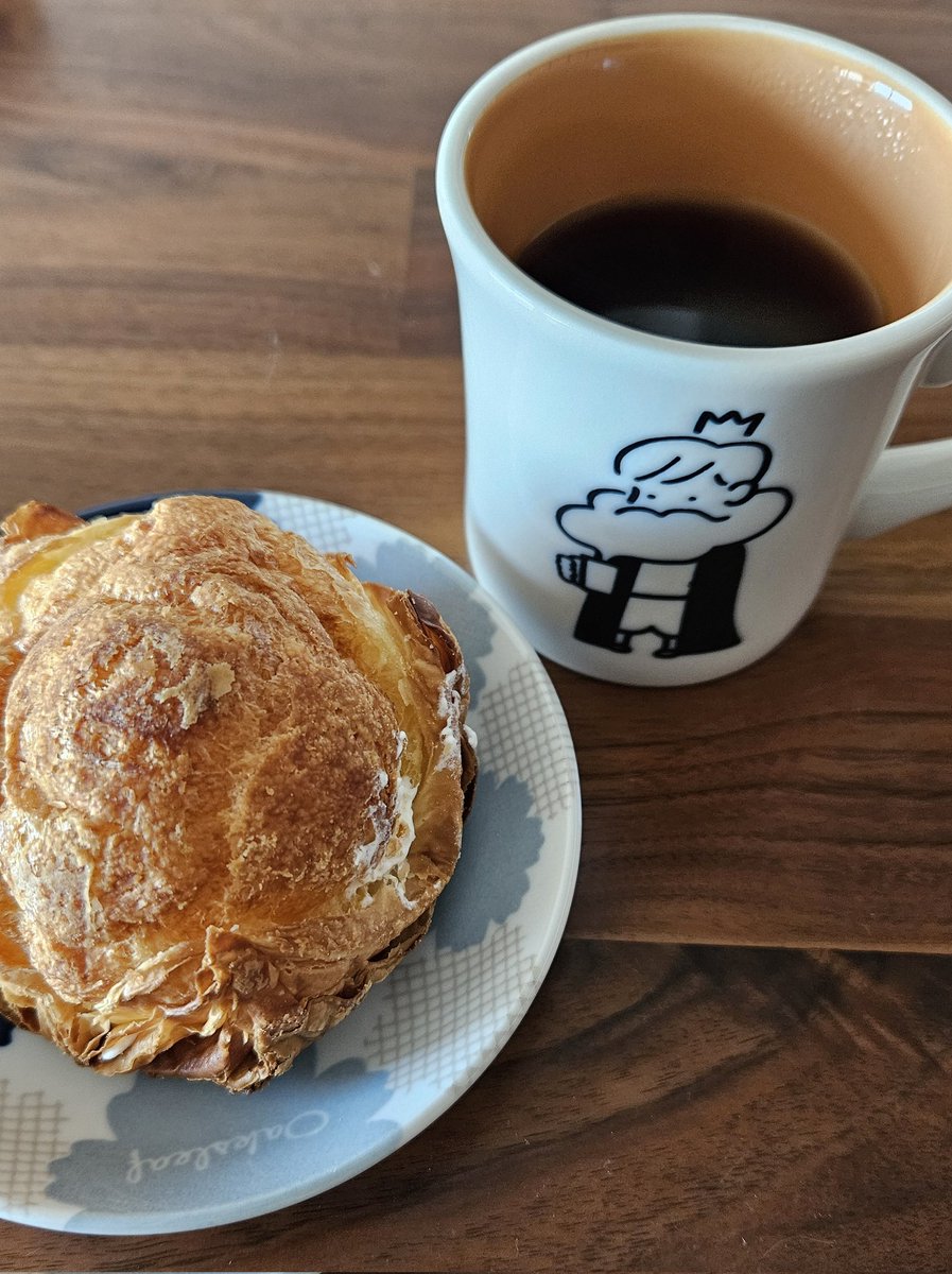 firepit_brew's tweet photo. 今朝のコーヒーとシュークリーム
今日もコーヒーカウンティのエチオピア
今日はオリガミドリッパーで淹れてみる
ハリオよりスムースで飲みやすい🙄
平均化されたような？抽出時間早くなったから雑味が出てないのかな🤔

#今日のコーヒー #コーヒー #coffee #エチオピア #coffeeboy #ビアードパパ https://t.co/kBaGyWRtA6