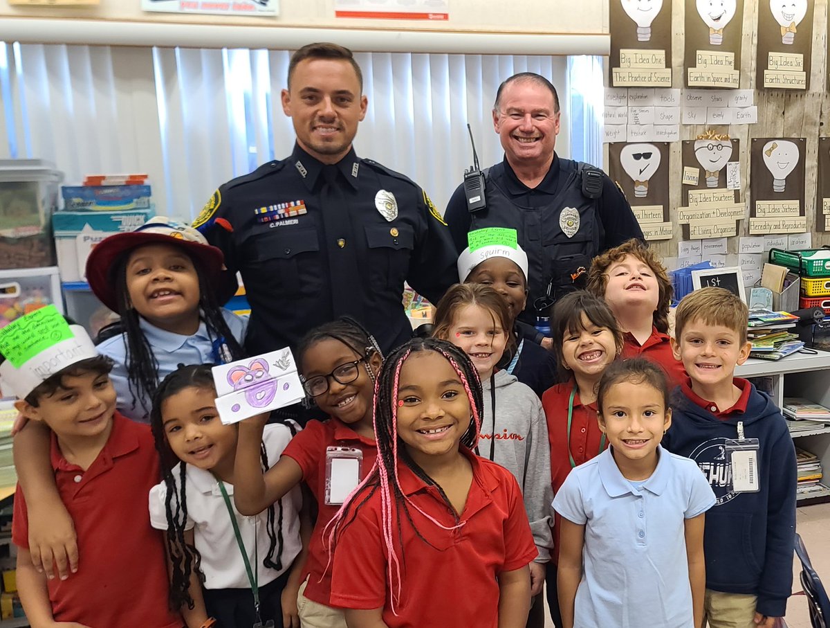 TeachGresham's tweet photo. SRO Jim &amp; Officer Cris from @PlantationPD came to read for storytime! We gave them a vocabulary lesson for the word "startled". @MLEMagnetSchool https://t.co/DVue3p0vSp