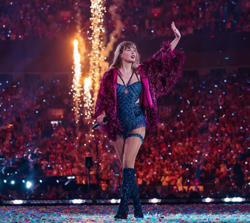 mirrorballaly's tweet image. there 😭 in 😭 her 😭 glittering 😭 prime 😭