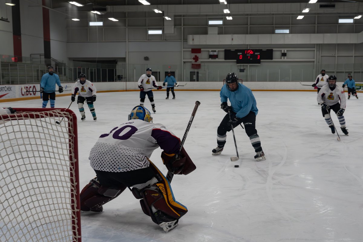 COIC_CJOC's tweet photo. L'@Armeecanadienne , le #COIC, le #COMFOSCAN et l’@ARC_RCAF se sont affrontés lundi au Richcraft Sensplex à Ottawa. Ils se sont affrontées lors d'un excitant tournoi de hockey qui a permis d'amasser 2 000 $ pour la Campagne de charité en milieu de travail de la Défense nationale! https://t.co/tEcSbIDDhi