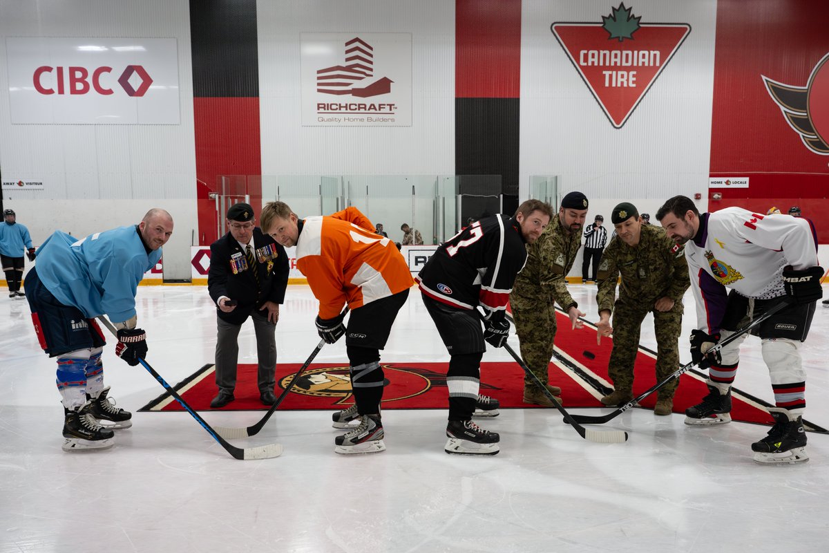 COIC_CJOC's tweet photo. L'@Armeecanadienne , le #COIC, le #COMFOSCAN et l’@ARC_RCAF se sont affrontés lundi au Richcraft Sensplex à Ottawa. Ils se sont affrontées lors d'un excitant tournoi de hockey qui a permis d'amasser 2 000 $ pour la Campagne de charité en milieu de travail de la Défense nationale! https://t.co/tEcSbIDDhi
