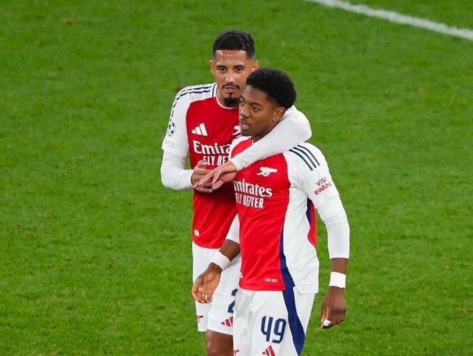 Cbet_latam's tweet image. 🔴 Myles Lewis-Skelly esta como titular lateral izquierdo para el Arsenal esta noche en la Champions League

Con solo 18 años, el joven talento tendrá su oportunidad en el gran escenario.

#Arsenal #ChampionsLeague #LewisSkelly