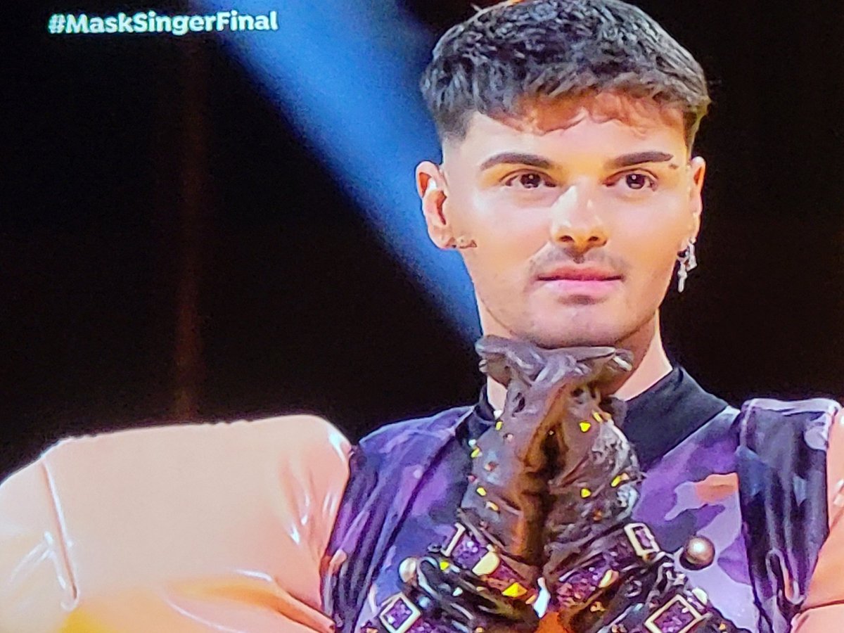 Davidmanoffire's tweet image. Ganador Mosca y debajo estaba el gran Abraham Mateo que es un puto crack 👏👏👏 #MaskSingerFinal