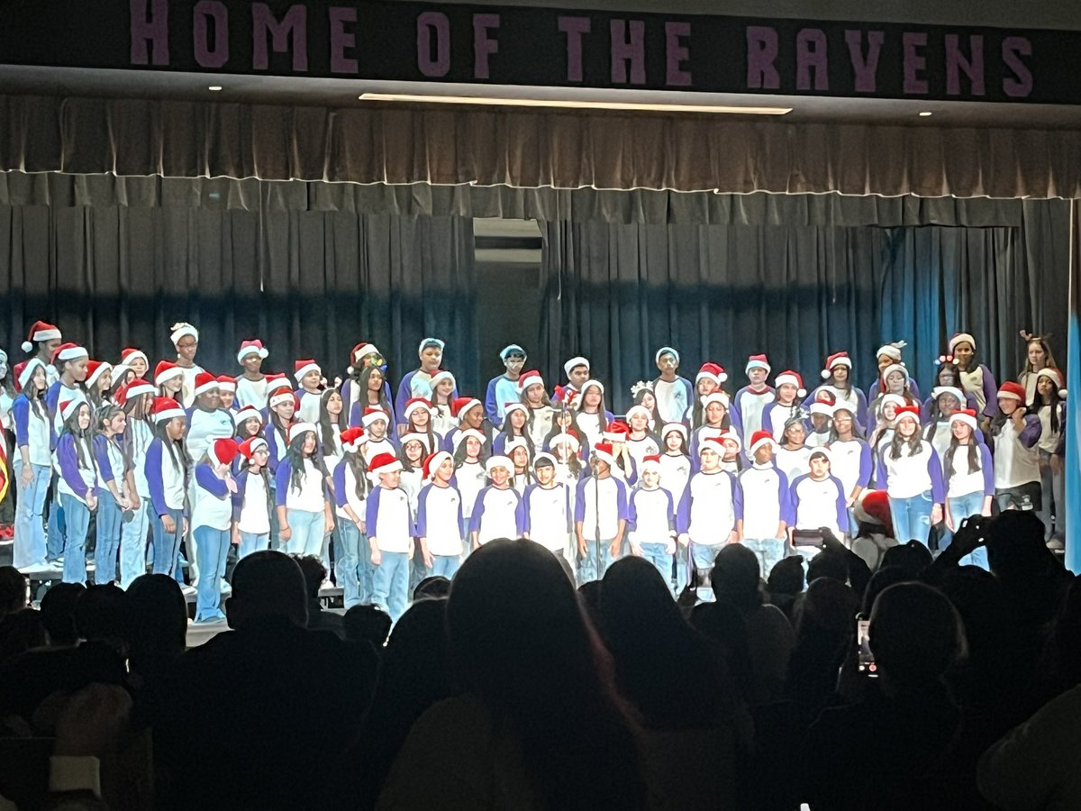 What a beautiful night full of joyful caroling!🎄🎶