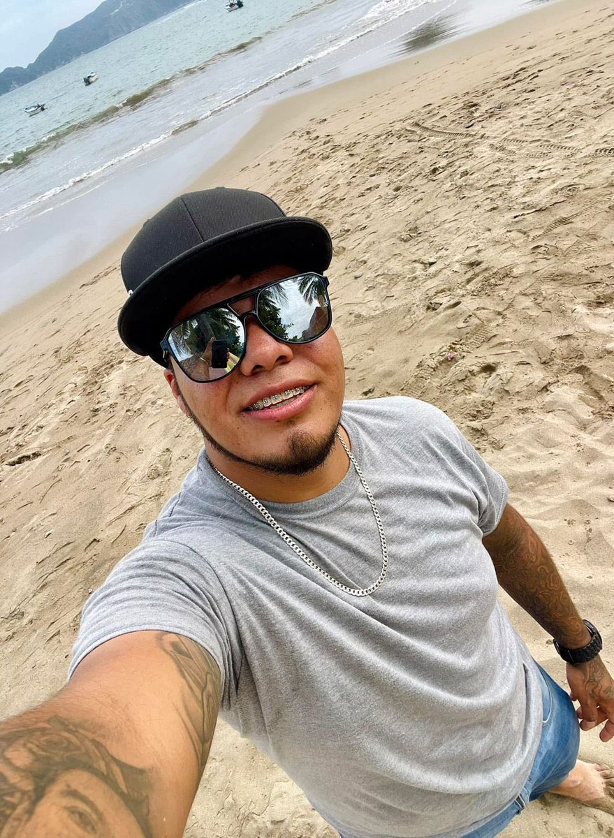 AndreaRegalad's tweet photo. Quiero compartir algo muy serio que me ha estado pasando. Fernando, con quien tuve una relación hace ya mucho tiempo, la cual estuvo llena de abuso tanto físico como psicológico hacia mi persona, ha estado siguiéndome constantemente.
Hilo 1/4 https://t.co/Qm1hCPJFe5