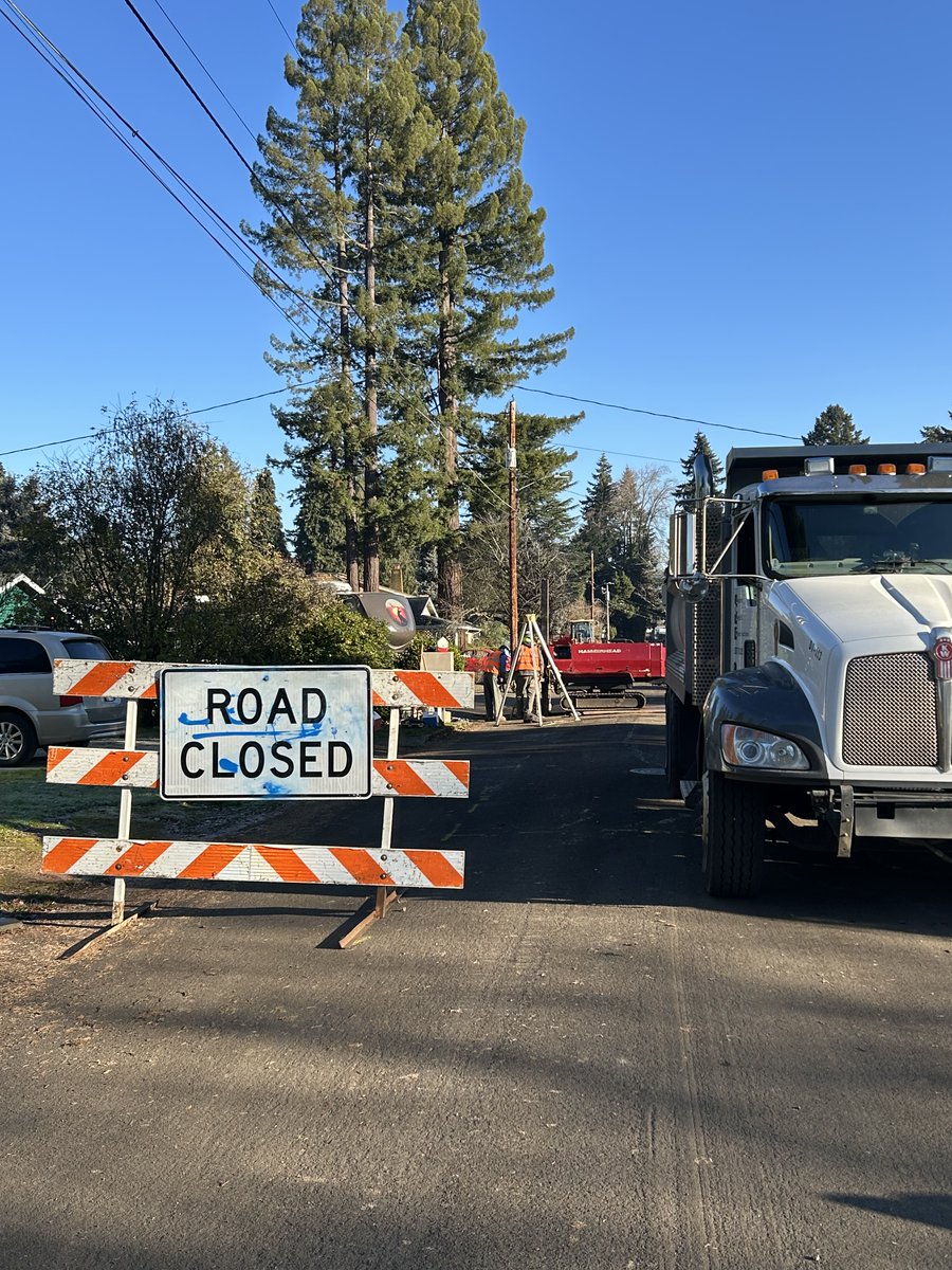 Sewer improvement construction will cause traffic impacts on River Rd near the intersection with Britton Ave on Thurs, Dec 12, and Mon, Dec 16, from 7AM-6PM. To avoid delays, we recommend taking McLoughlin Bvld. Local access maintained for residents. oaklodgewaterservices.org/ls5-sewer-impr…