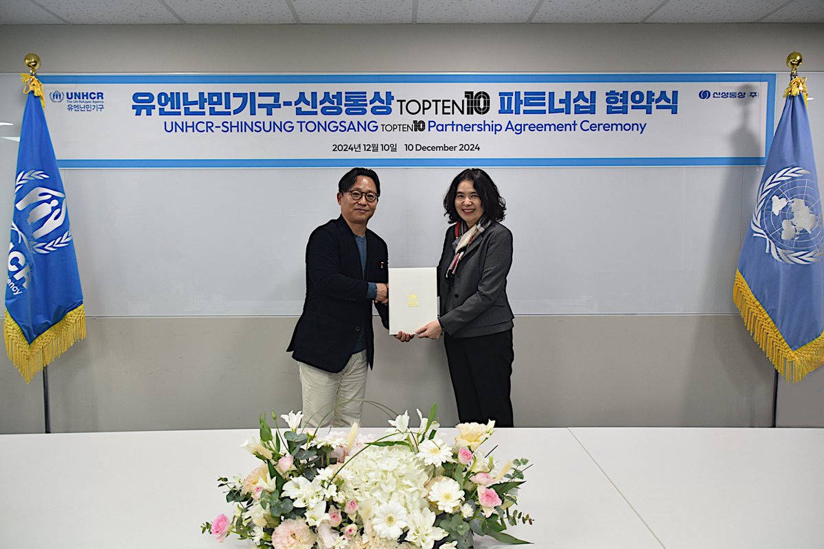 신성통상의 탑텐과 유엔난민기구가 포괄적 파트너십을 체결했습니다. 난민에게 꼭 필요한 의류뿐만 아니라 취업 기회를 제공하는 시범사업도  포함한 이번 파트너십은 난민의 자립을 돕고, 사회에 기여할 수 있는 해결책 모색에 큰 힘이 될 것입니다. 앞으로도