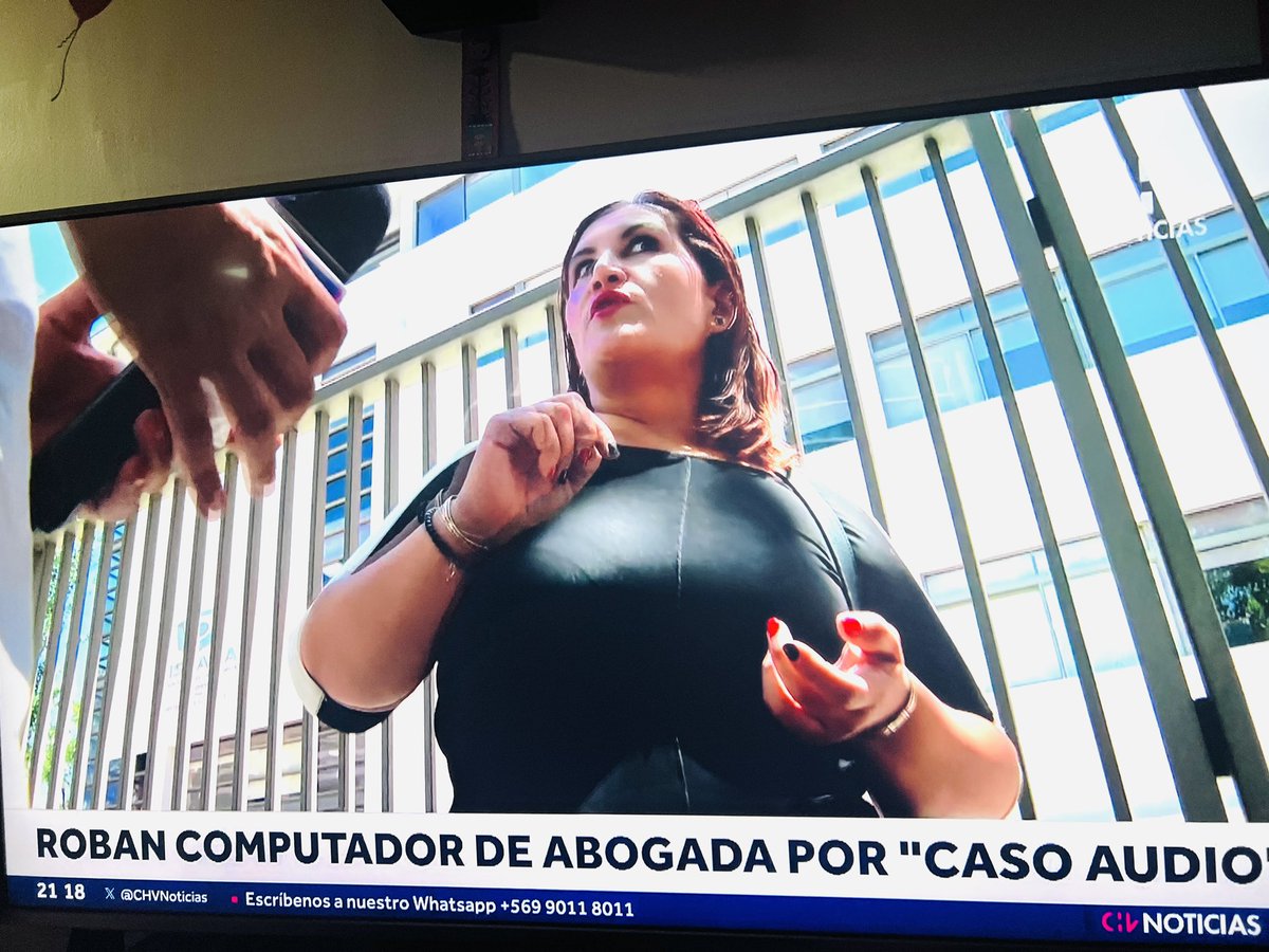 Quien deja 2 computadores y 2 celulares dentro de un auto en la calle ??

No es raro ?????

#CasoAudios 
#casohermosilla
#audios 
#CHVNoticias