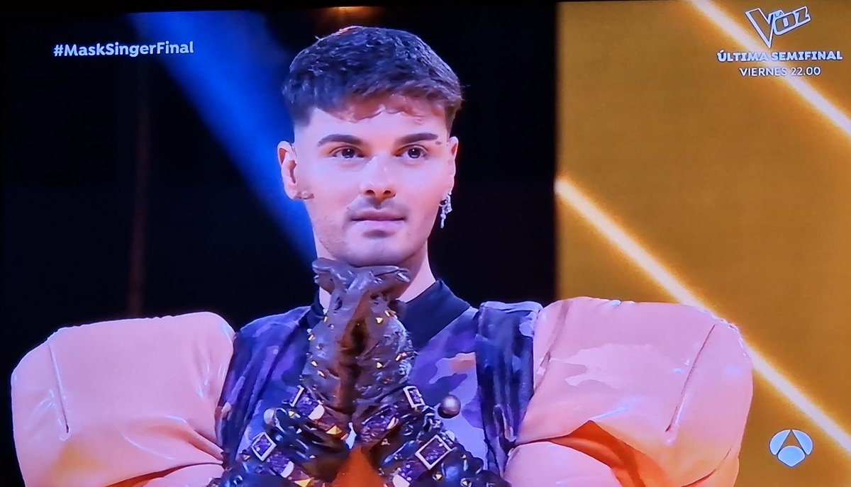 Sofiapl01's tweet image. Mira que ojitos tenía, mira que sonrisa. Mira lo contento que estaba dios mio es que quiero abrazarle y no soltarle nunca. Sonrieme así toda la vida porfa😭💖 @AbrahamMateo
#MaskSingerFinal