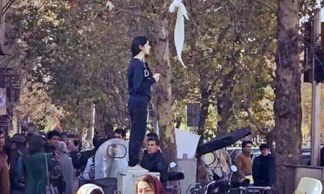 MohammadSh377's tweet photo. به نظرم این دوتا عکس بعدها تو کتابای تاریخ  حضور دارن به عنوان نمادهایی از شجاعت و ایستادگی.
#پرستو_احمدی
#ویدا_موحد https://t.co/ZZMRjlZR7v