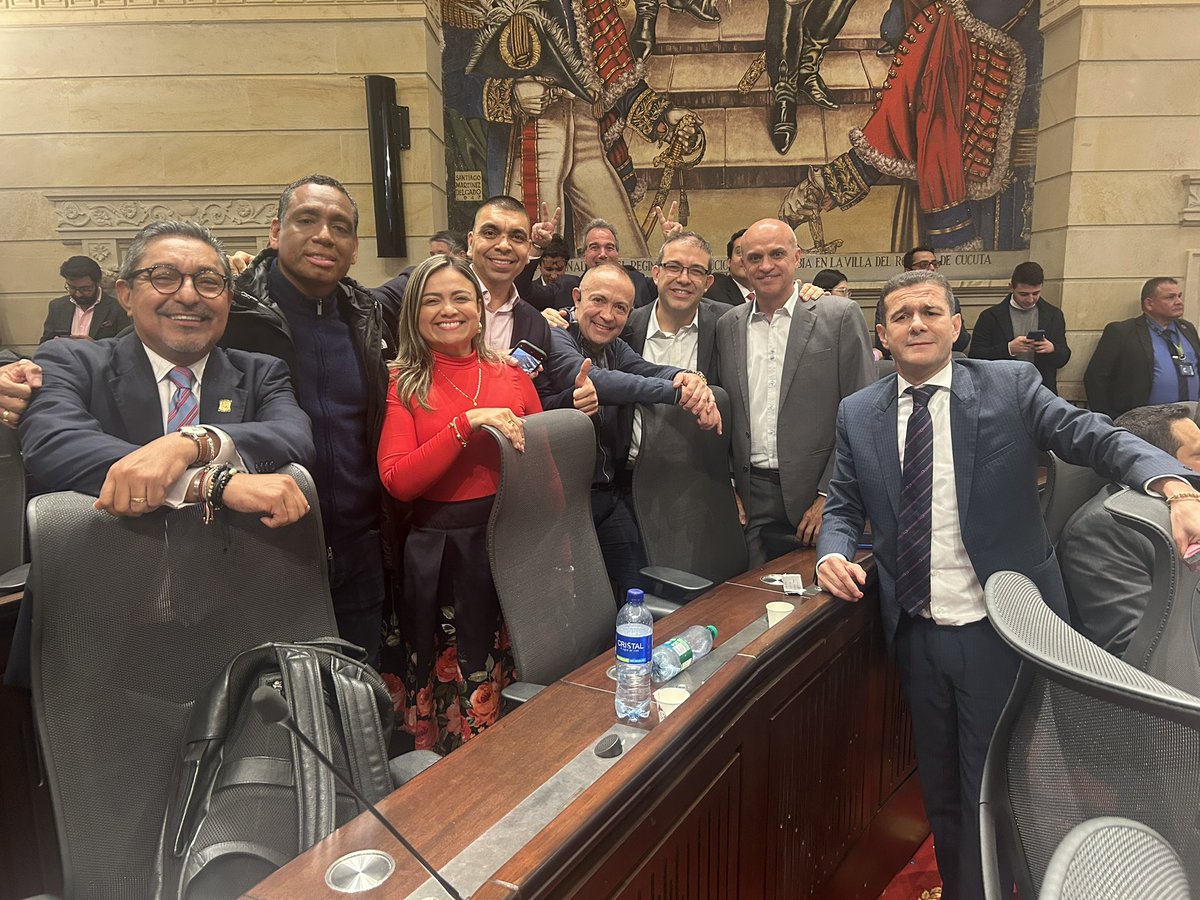 JohnEPerea's tweet photo. Se hunde la #ReformaTributaria y gana el país, gana la ciudadanía que no tendrá que seguir sacando de sus bolsillos para financiar el derroche de este nefasto gobierno. @PCambioRadical @CamaraColombia @camaracomision4 https://t.co/6VDaBG6koQ