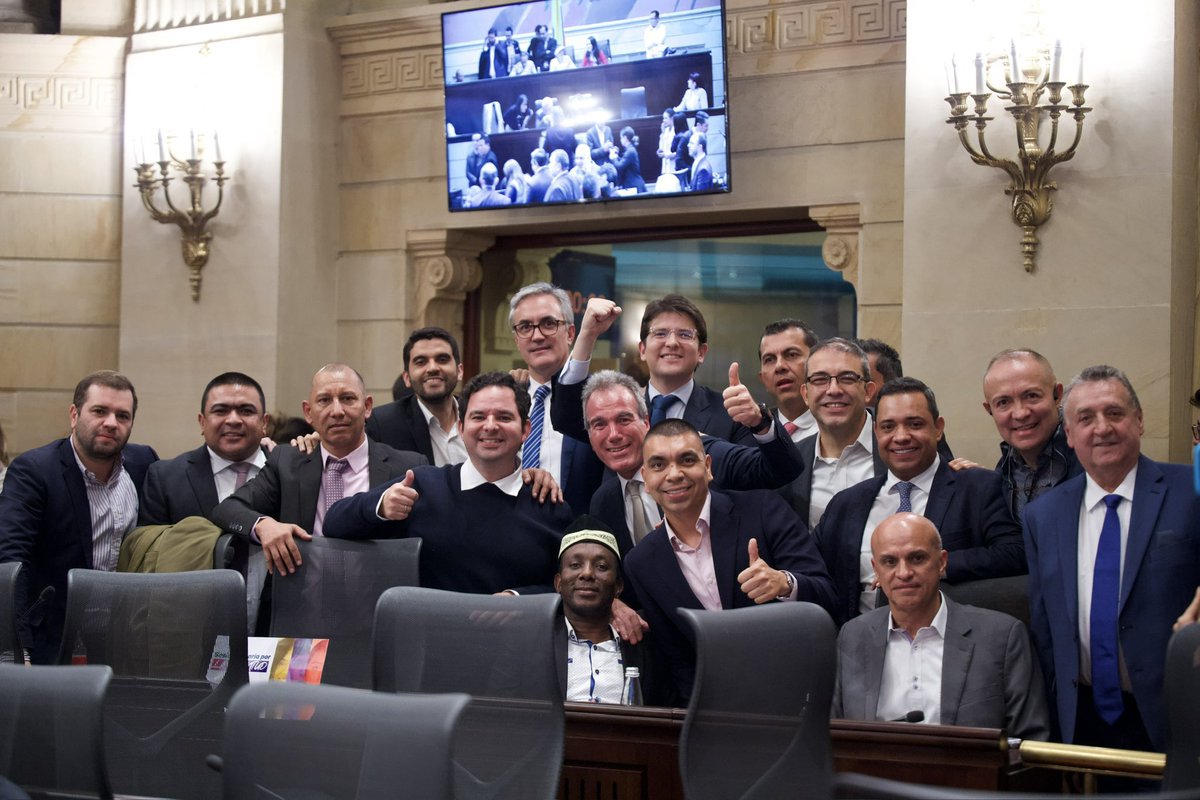 JohnEPerea's tweet photo. Se hunde la #ReformaTributaria y gana el país, gana la ciudadanía que no tendrá que seguir sacando de sus bolsillos para financiar el derroche de este nefasto gobierno. @PCambioRadical @CamaraColombia @camaracomision4 https://t.co/6VDaBG6koQ