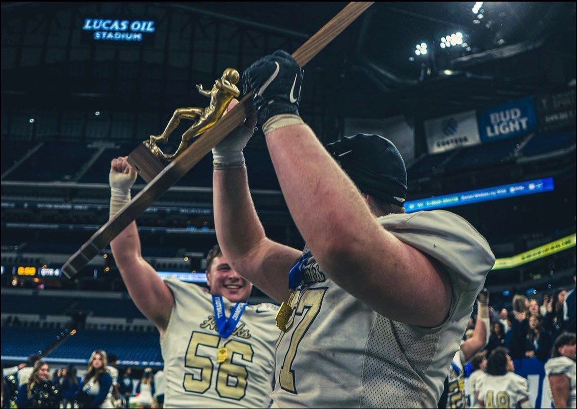 TylerCooper72's tweet image. hudl.com/v/2REVLa
Check my film out^
Class of 2026
2 year starter at Tackle/Center
6’3 290 lbs
3.7 gpa
 ‼️State champs ‼️
@DCHawkFootball 
@DCHawkPOWER 
@IndianaPreps 
@Indyrecruit_ 
@dhoskins1984 
@enrightkyle13