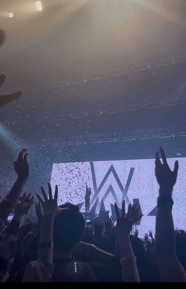 ohta_minami_'s tweet photo. 私の初めての海外アーティストはAlanWalkerでした!最高の1日だった〜!!!
My first overseas artist LIVE was Alan Walker✨
Thank you for coming all the way!!!
Please come to Japan again🇯🇵❣️
@IAmAlanWalker #WalkerworldTour https://t.co/qVAlSJcBjL