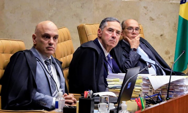 SantiagoDLNWS's tweet image. 🇧🇷 | OPINION: The Brazilian people need to become aware of their strength and sovereignty, and act with extreme urgency. The politicians in robes who currently govern the country through the Supreme Court need to be stopped urgently.