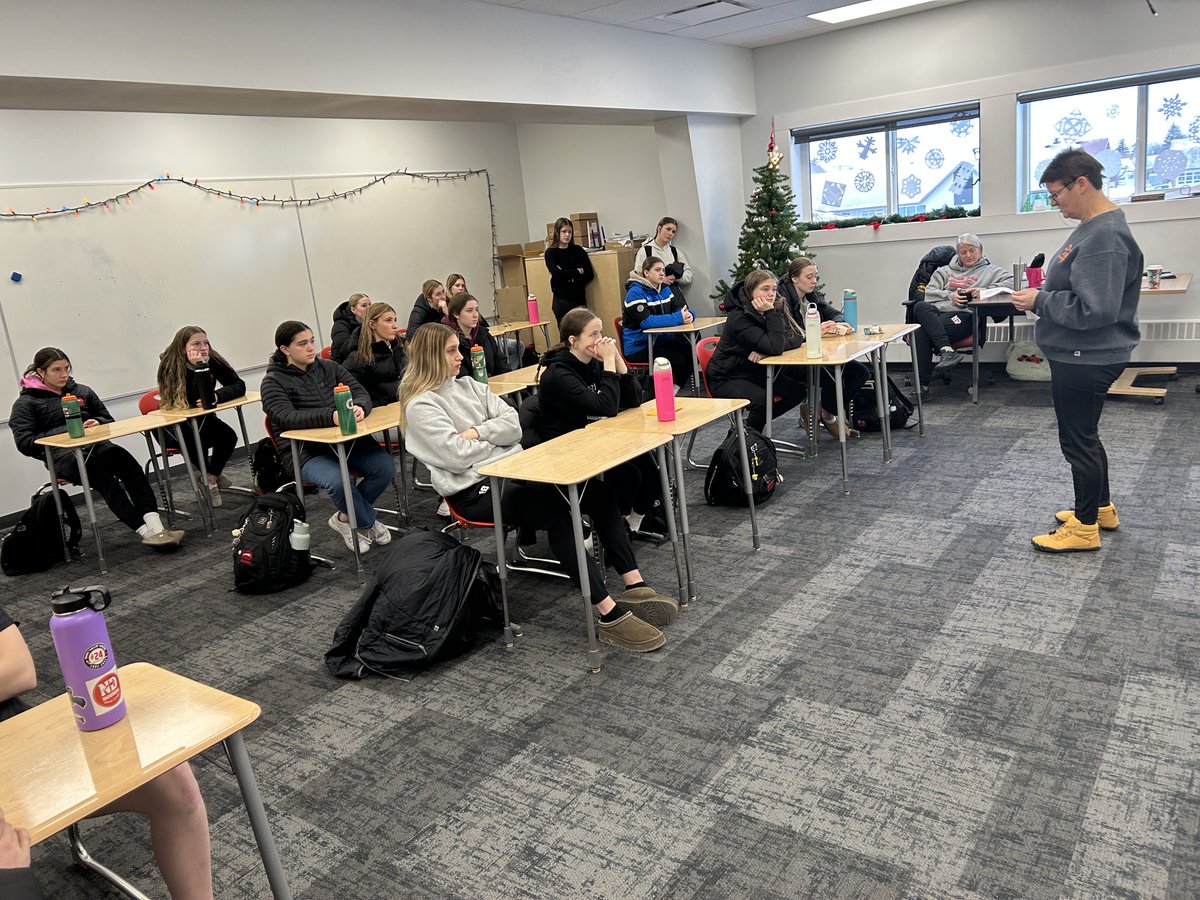 Today the Hounds were paid a special visit by former ND teacher and coach, Janice Rumpel talking about the memory of Hound, Mandi Schwartz and the legacy of her Foundation. For all Live Tournament updates, visit: 
mandischwartzmemorialtournament.com/leagues/front_…