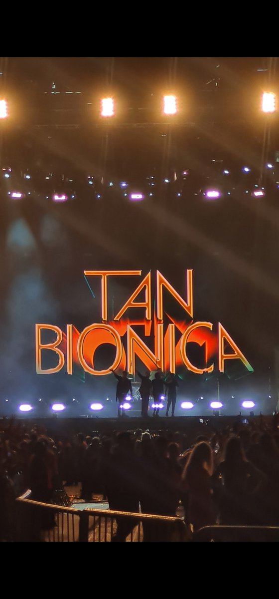 art_dana's tweet photo. @CHANOTB Nos vemos en #lolla2025 . 
Lloramos con mi hija en el #lollal2023 con el regreso ...
Tu música hace que mis 50 y sus 21 sean sólo ub número.  Música 🎶  mientras caemos hay música 🎶 @CHANOTB https://t.co/EmlEYRERvC
