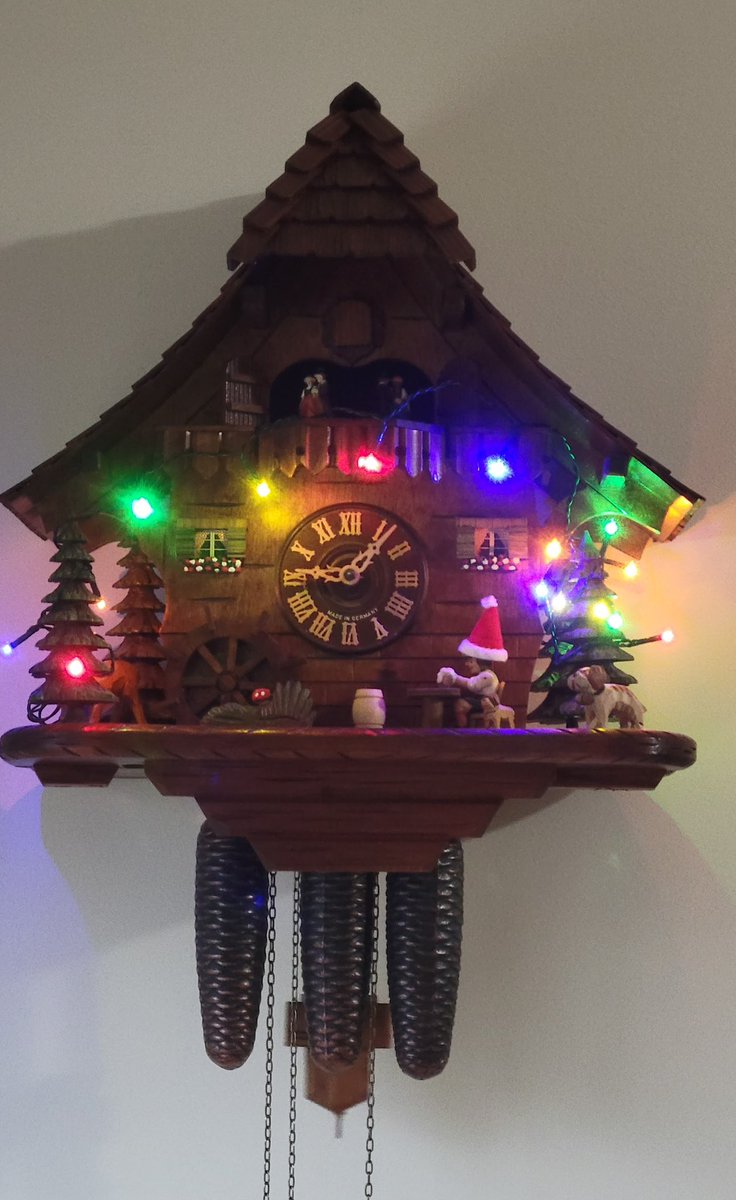 keades55's tweet photo. Merry Christmas to all the crazy clock fans!!!!!!!  @Clocks_101_ @clockrepairuk @clockworksUSA @The_Clockmaker_ @scorpiotim https://t.co/KJEbQ6Bxxn