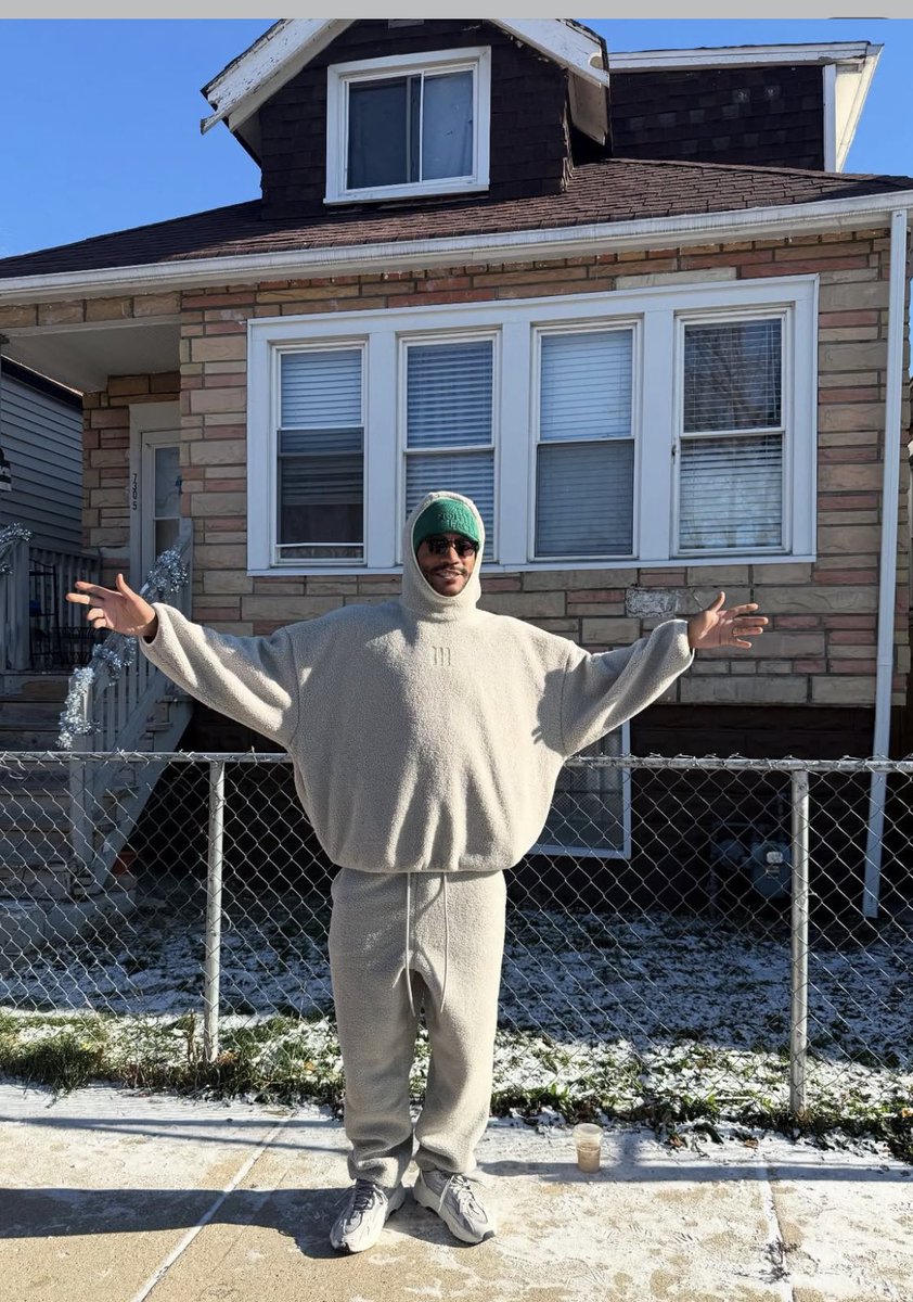 Bullsfans's tweet photo. D Rose brought his family back to Englewood to show them where it all started https://t.co/isdrbKrNTS