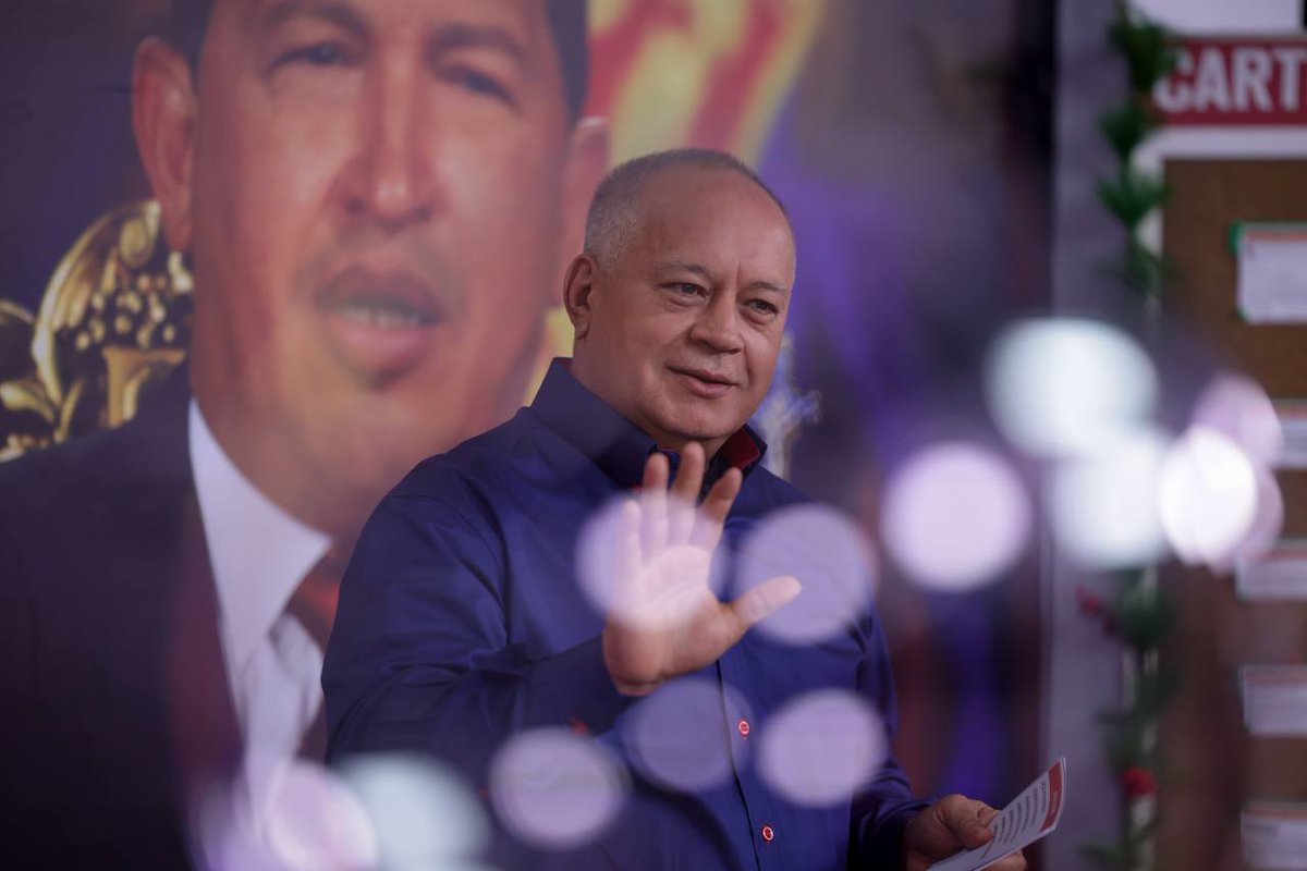 #EnVivo <a href="/dcabellor/">Diosdado Cabello R</a>:  Yo sé que ellos tuvieron una videoconferencia hoy y eso fue una alabanza de ella (María Corina) a Antonio Ledezma y de él hacia a ella. ¡Yo sé por qué! ¿Qué necesidad tienen de alabarse en videoconferencia? Porque uno está intentando joder a la otra.