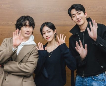 CSWarchive's tweet photo. 귀신 잡는 #조승우 · 남주혁 ·노윤서…'동궁'서 만난다

조승우는 궁에 깃든 저주를 풀기 위해 구천과 생강을 불러 들이는 왕을 연기한다.

🔗https://t.co/K1kQIQO03v https://t.co/U2Gx9GEdNz