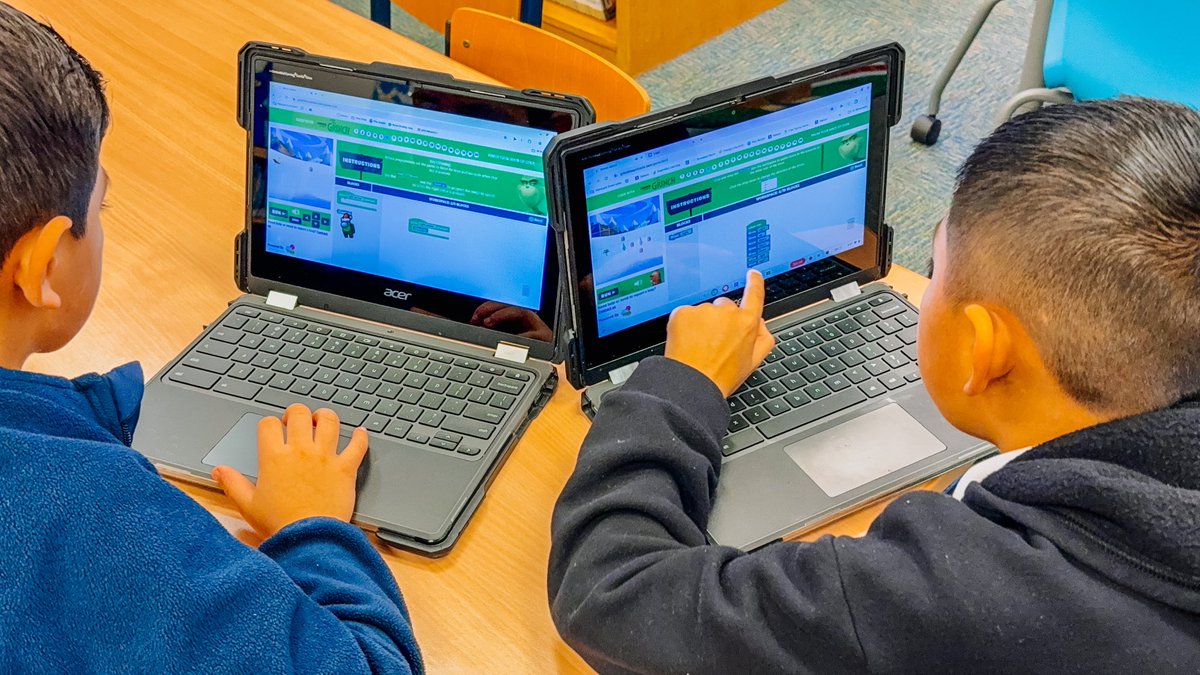IrvingLibraries's tweet image. Our librarian, @DebbieDarwin, is inspiring our next generation of coders @JHaleyBulldogs! She led them in an #HourOfCode session coding their own Grinch Games🎁They developed problem-solving, critical thinking, &amp;amp; creativity skills while bringing these digital creations to life!