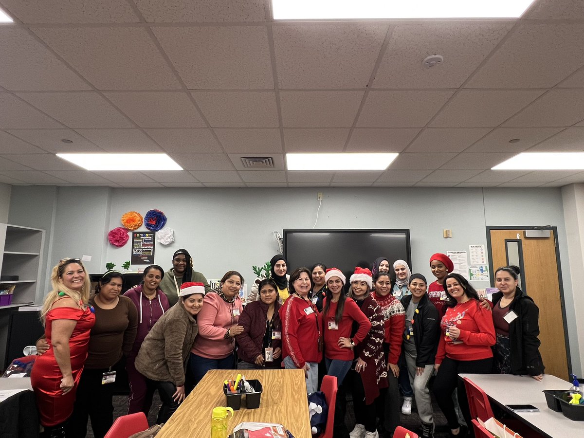 ProjectLEARN3's tweet image. Pink ESL Group A class celebrate the holiday season!  Thank you, @HCC for your partnership and our fabulous teachers Mrs. Molina and Mrs. Graham!