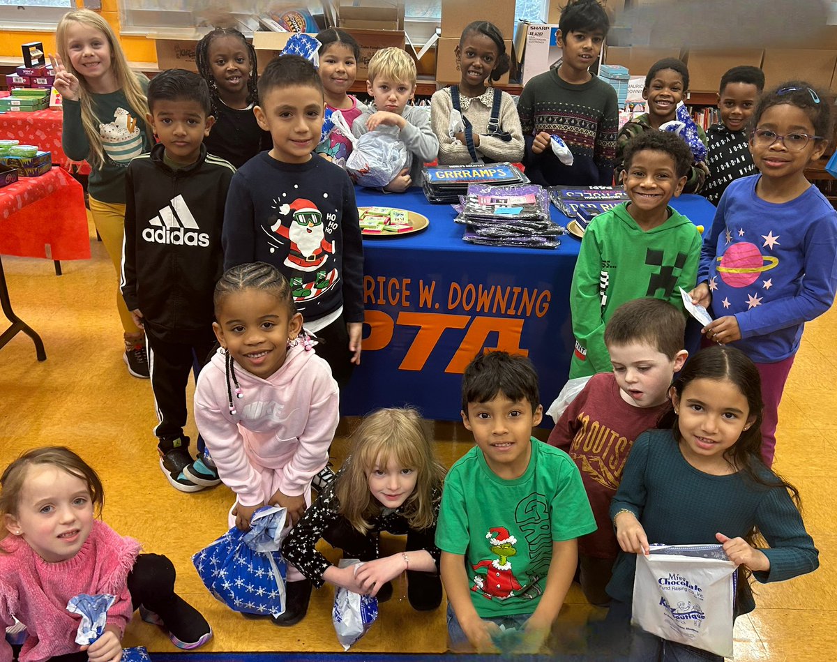 Thank you <a href="/mwd_pta/">MWD PTA</a> for helping us find the perfect gifts for our loved one! ☃️🛍️<a href="/MalverneUFSD/">Malverne UFSD</a> #gomules #greatnessunleashed