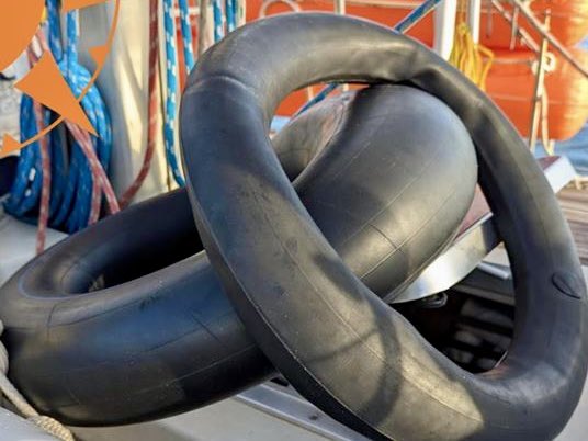 Due giorni e due notti in mare, aggrappata a due camere d’aria. Aggrappata anche quando suo fratello maggiore scompare in mare. 
Aggrappata alle urla che nell’oscurità i volontari hanno sentito. 
Aggrappata alla vita.