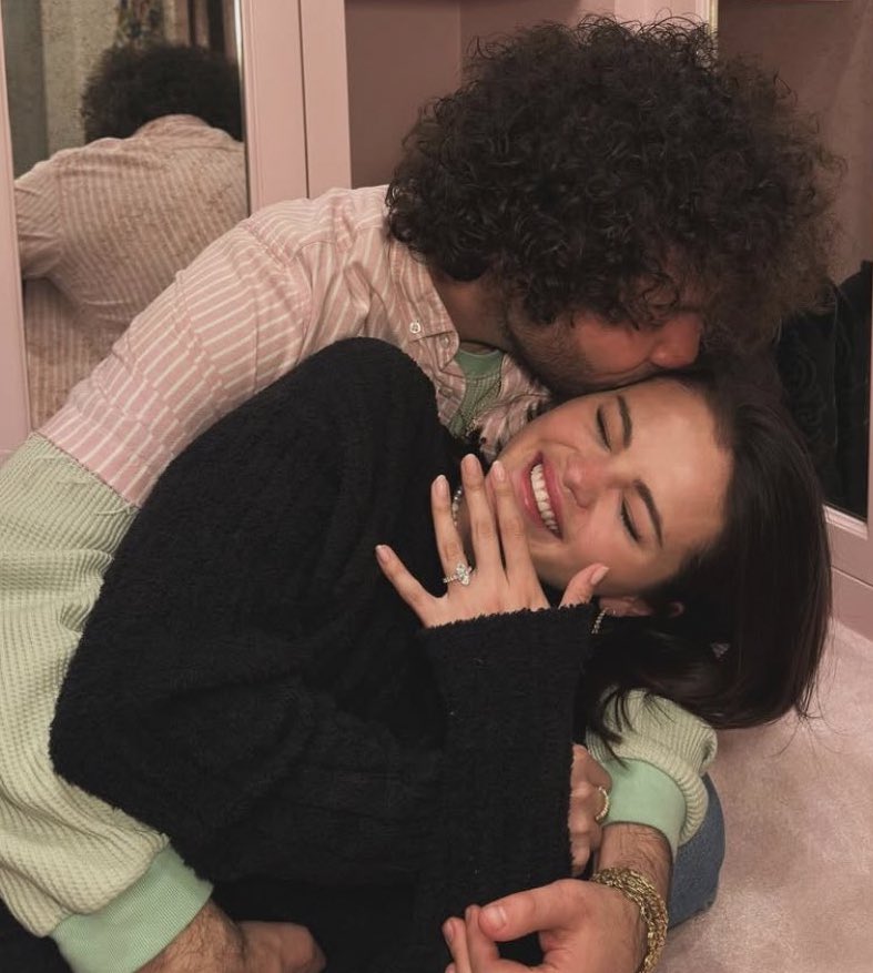 PadrisimoMag's tweet image. Selena Gomez and Benny Blanco are engaged! 💍🥂