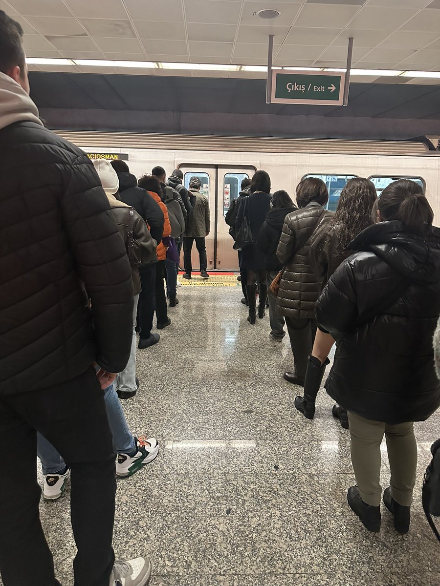 Yenikapı-Hacıosman Metro durağında daha önce karşılaştığım ve tesadüf olduğunu düşündüğüm olay belli ki tesadüf değil medeniyetin tam karşılığı. Çok mutlu oldum. Kimse kimsenin hakkına girmiyor. İnenlere koridor açılmış. Ülkemde güzel şeyler de oluyor.