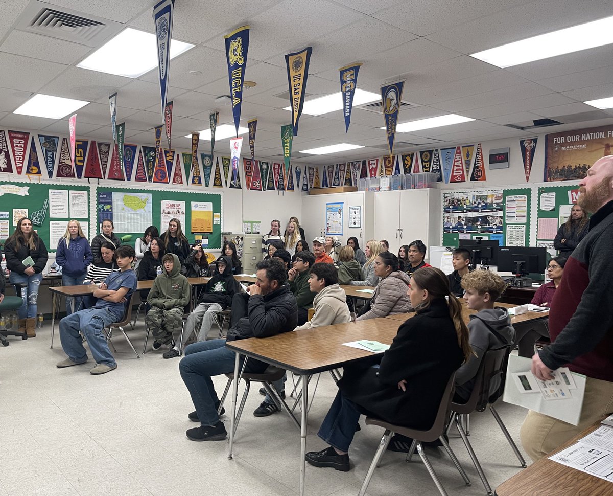 TOHS_Counseling's tweet photo. So much fun at Future Lancer Night! Full house 😊 #tohs #tohscounseling #college&careerready https://t.co/lptsZRF3b0