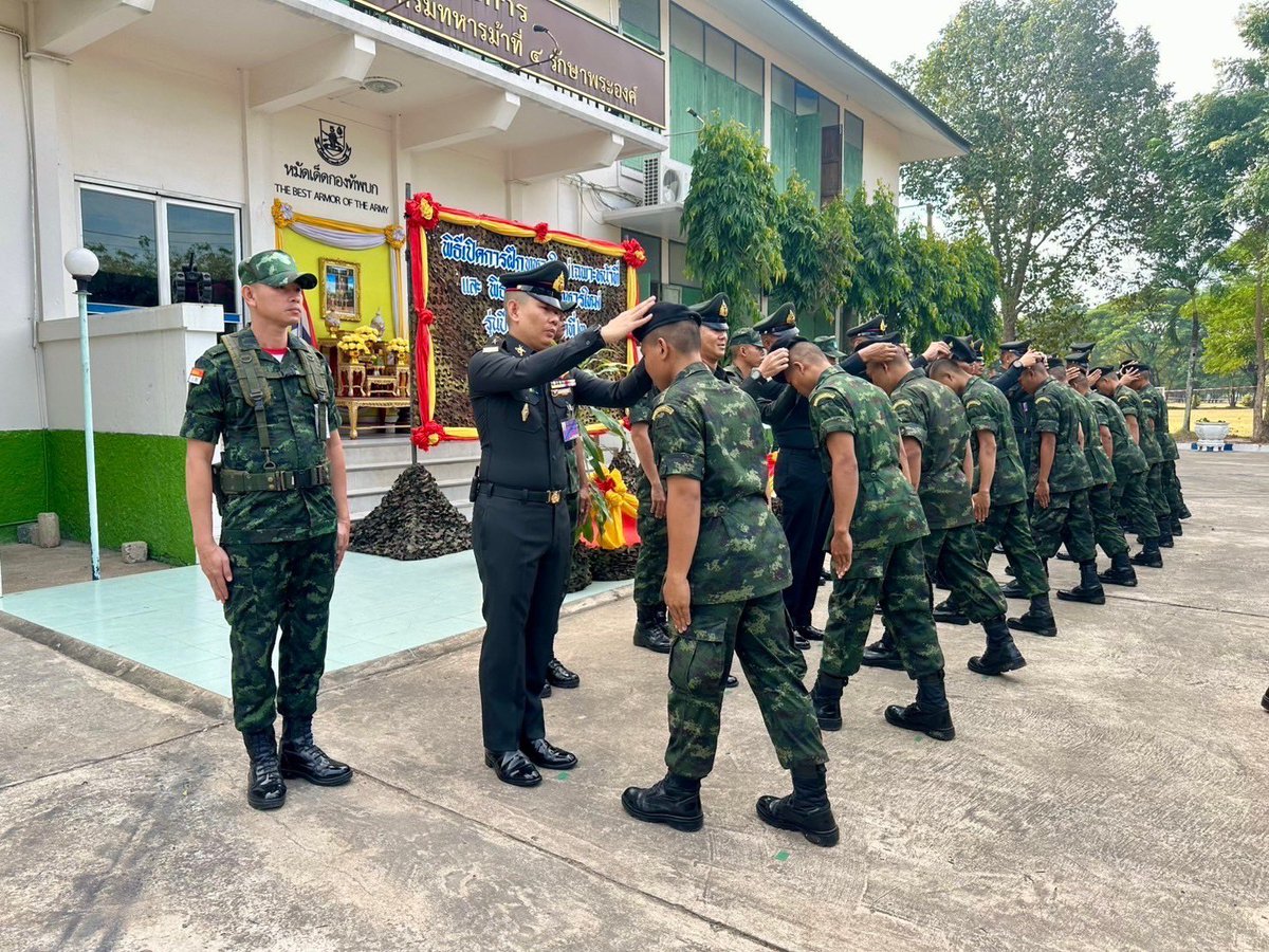 TANKKER1005's tweet photo. เมื่อ 110830 ธ.ค. 67 
พ.ท.สุภัฒน์ มอญพันธุ์ ผบ.ม.4 พัน.5 รอ. เป็นประธานในพิธีเปิดการฝึกทหารใหม่เฉพาะหน้าที่ และพิธีสวมหมวกทรงอ่อนสีดำ ให้กับทหารใหม่ รุ่นปี 2567 ผลัดที่ 2 พร้อมทั้งให้โอวาทเพื่อเป็นแนวทางในการฝึกแก่กำลังพล
#BootCamp67
#น้องคนเล็กกองทัพบก 
#หมัดเด็ดกองทัพบก https://t.co/xirdzY5Bvs