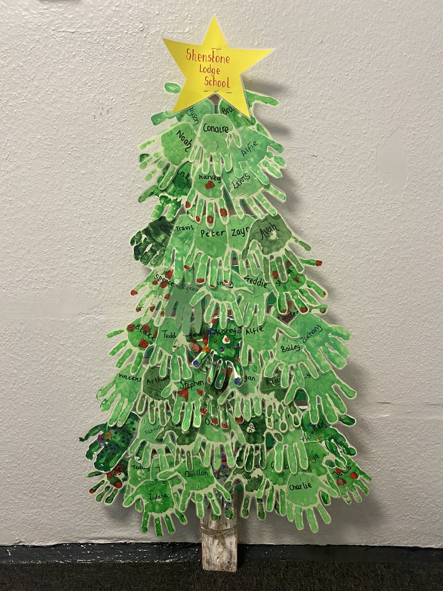 Beautifully decorated tree by our primary children… to be displayed at Shenstone train station for ‘Friends of Shenstone’ 🎄 🚂