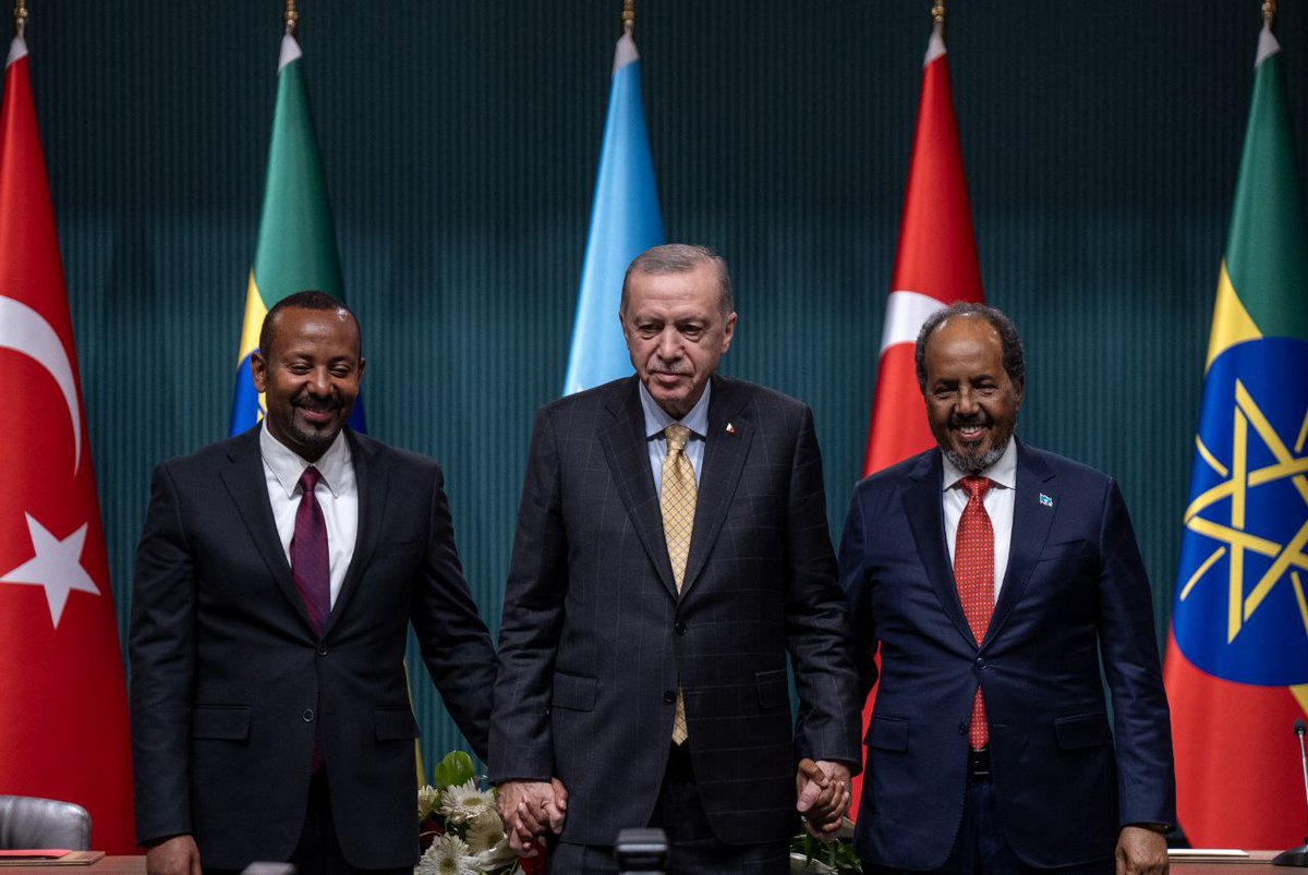 clashreport's tweet photo. Turkey has become the center of peace once again!

Somalia and Ethiopia signed a joint declaration in Ankara.

Less than a week after the overthrow of the Assad regime in Syria, two African countries, which were on the brink of war with each other and about 6,500 kilometers away from Turkey, shook hands and made peace in the capital Ankara with the initiatives of President Erdoğan.