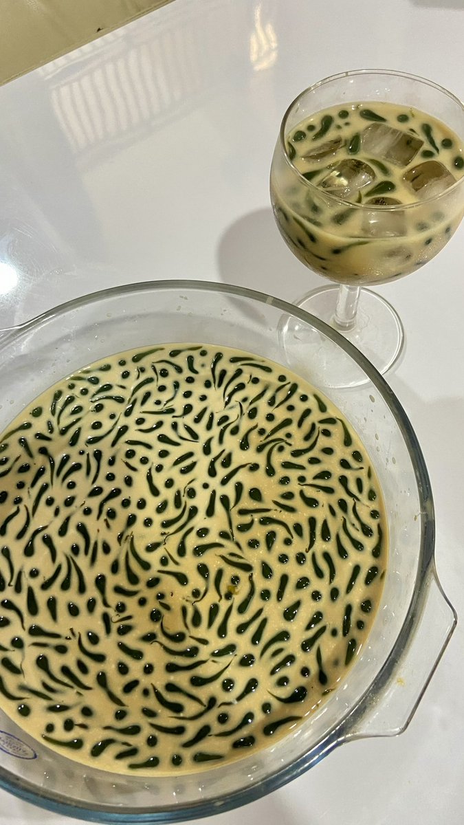 citte_'s tweet photo. Cendol kecebong 🤣
Bahan-bahannya cuma ini gais:

500gr Cendol merk ARORA beli di Shopee (https://t.co/9uTFoWGV1B)
380ml Evaporasi
500ml Susu UHT
Secukupnya Gula Aren 

Saran: cuci cendolnya dulu sampe bersih biar rasanya ga terlalu artificial🙏 https://t.co/p66YPHI9qW