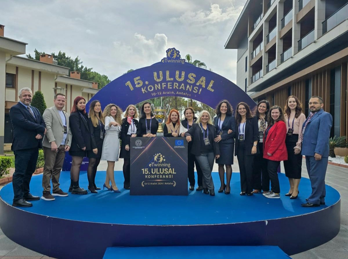 esenyurtmem's tweet photo. Antalya'da gerçekleştirilen eTwinning 2024 15. Ulusal Konferansı'na başarılı projeleri ile İstanbul'dan yirmi öğretmen katılmaya hak kazanmış olup, bu öğretmenler arasında yer alan Esenyurt Sultan Alparslan İlkokulu öğretmenimiz Dicle Dolu'yu tebrik eder, başarılarının devamını dileriz.

@tcmeb @Yusuf__Tekin @tcesenyurt @CobanogluF @istanbulilmem @MucahitYentur @TayfunOzyolcu @SultanAlprslan