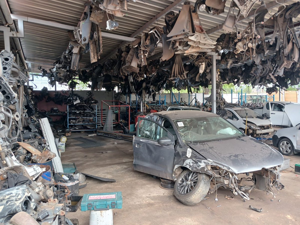 _ArriveAlive's tweet image. Police recover stolen and hijacked vehicles at a chop shop in Tshwane  buff.ly/4iujCsB

#ArriveAlive #ChopShop #StolenVehicles #HijackedVehicles @SAPoliceService