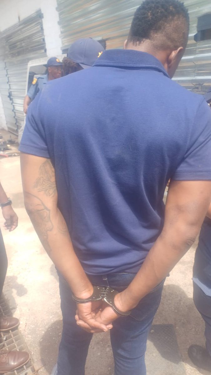 _ArriveAlive's tweet image. Police recover stolen and hijacked vehicles at a chop shop in Tshwane  buff.ly/4iujCsB

#ArriveAlive #ChopShop #StolenVehicles #HijackedVehicles @SAPoliceService