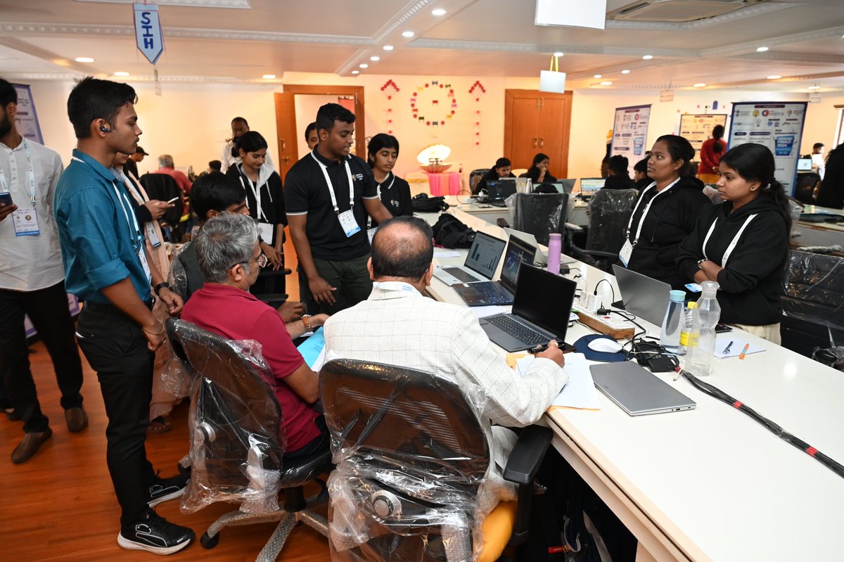 VTU_VRIF's tweet photo. π‘ Collaboration in action! Participants at #SIH2024 showcase their innovative ideas, mentored by experts at #VTUindia, Belagavi. A hub of creativity, teamwork, and problem-solving! π
Letβs continue to #InnovateForIndia and redefine possibilities.
#SmartIndiaHackathon #VRIF https://t.co/nMC79yqEul